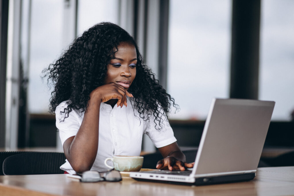 Black работа. Фото людей афро за ПК. Black woman with Computer. Computers too for Black people. Gif Black people with a Computer.